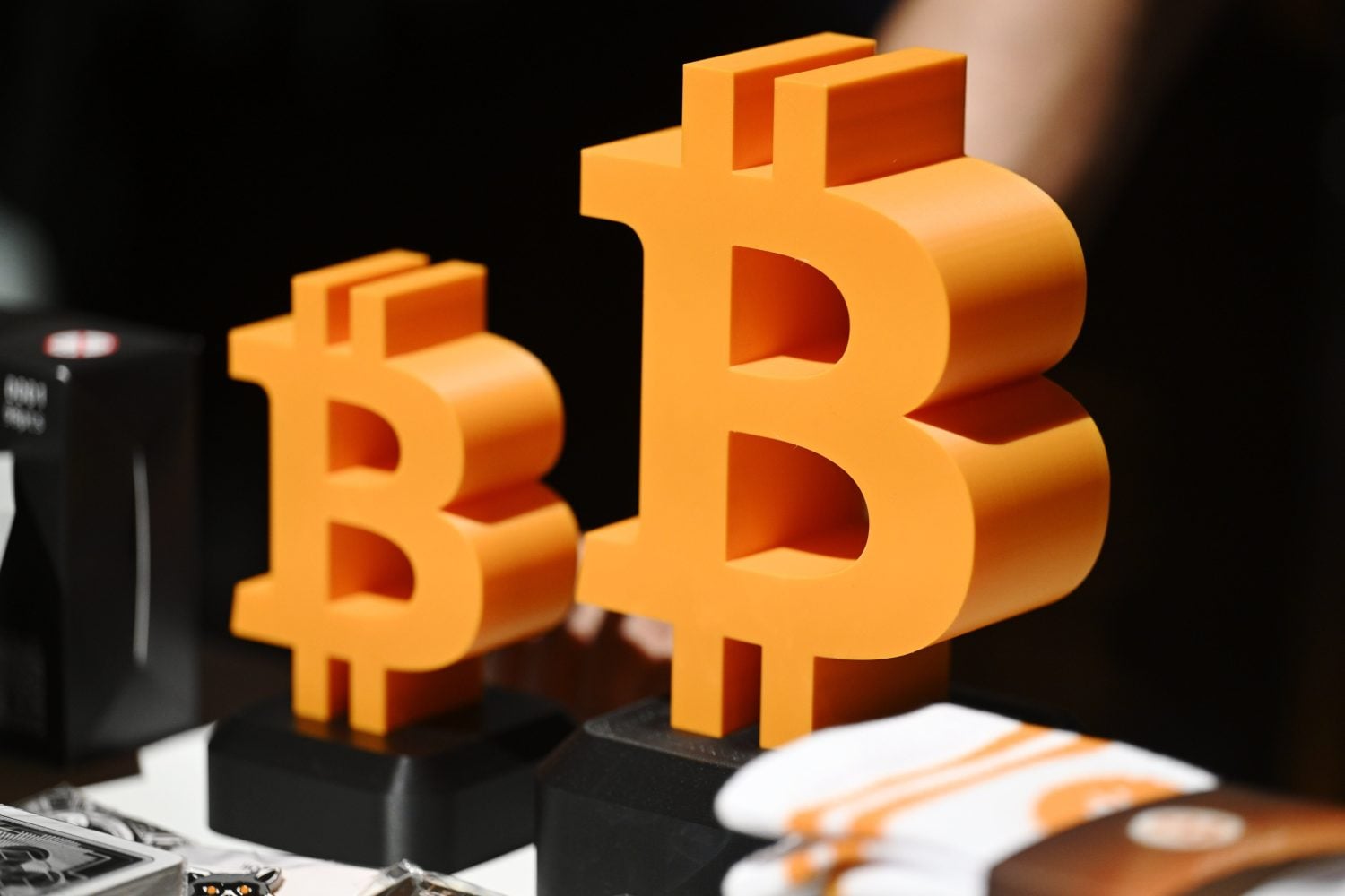 Kuvituskuva. Digitaalisen valuutan Bitcoinin logo. LEHTIKUVA / HEIKKI SAUKKOMAA