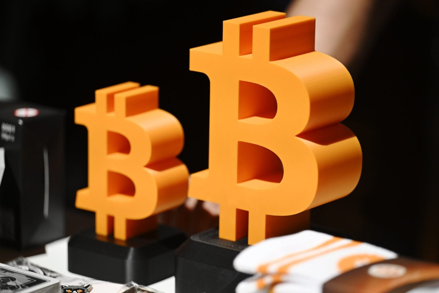 Bitcoinin logo. LEHTIKUVA / HEIKKI SAUKKOMAA