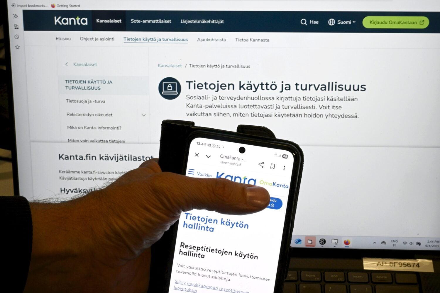 Jatkossa asiakas voisi vaikuttaa nykyistä paremmin itseään koskevien terveystietojen oikeellisuuteen. LEHTIKUVA / MARKKU ULANDER