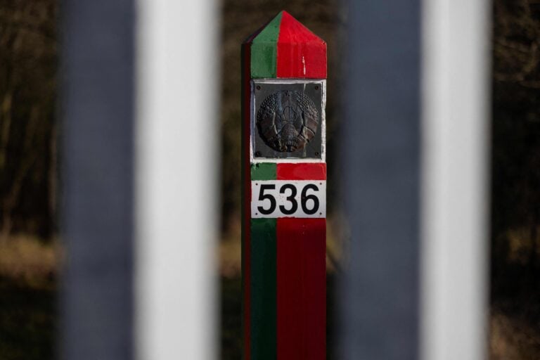 Valko-Venäjän ja Puolan välinen rajatolppa. AFP / LEHTIKUVA / WOJTEK RADWANSKI