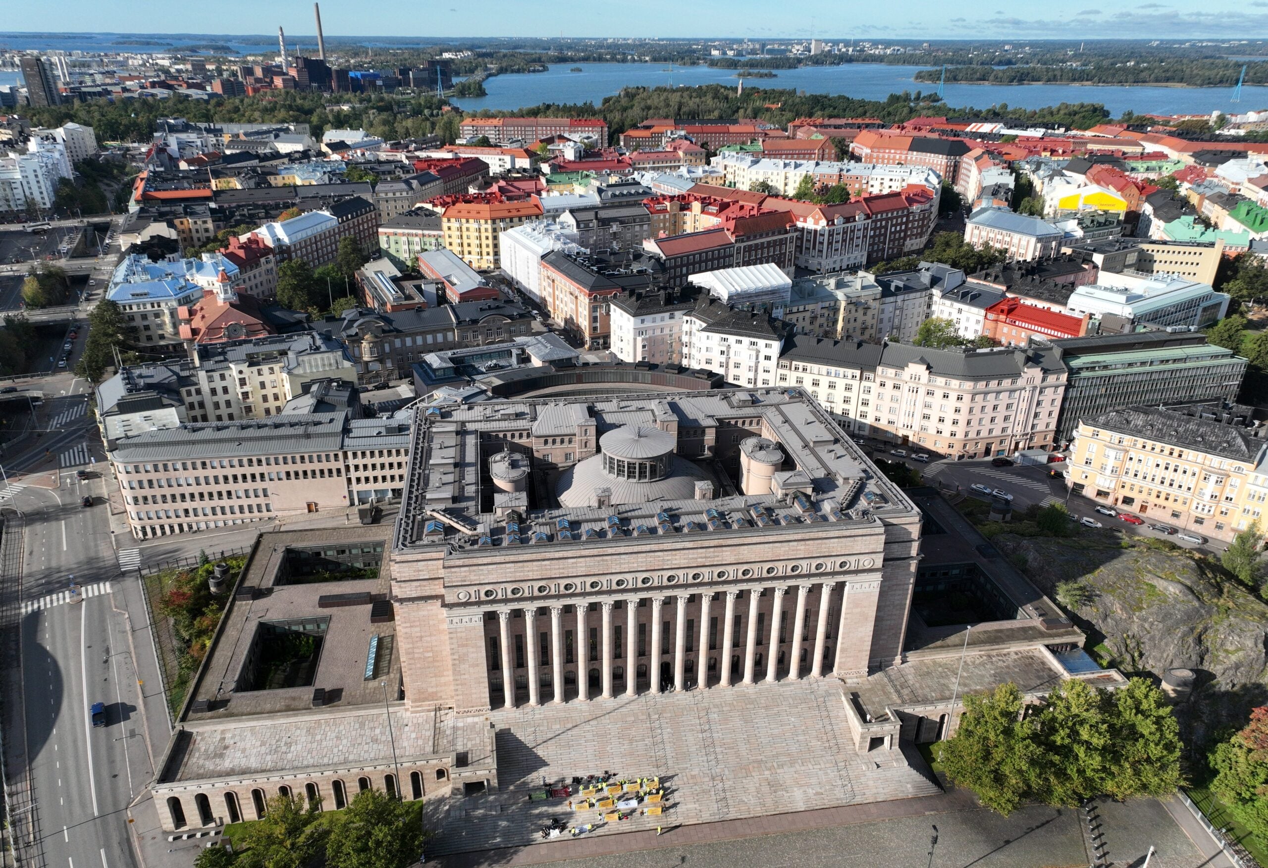 Eduskunta | Viranomaislähde HS:lle: Joihinkin kansanedustajien koteihin on saatettu murtautua