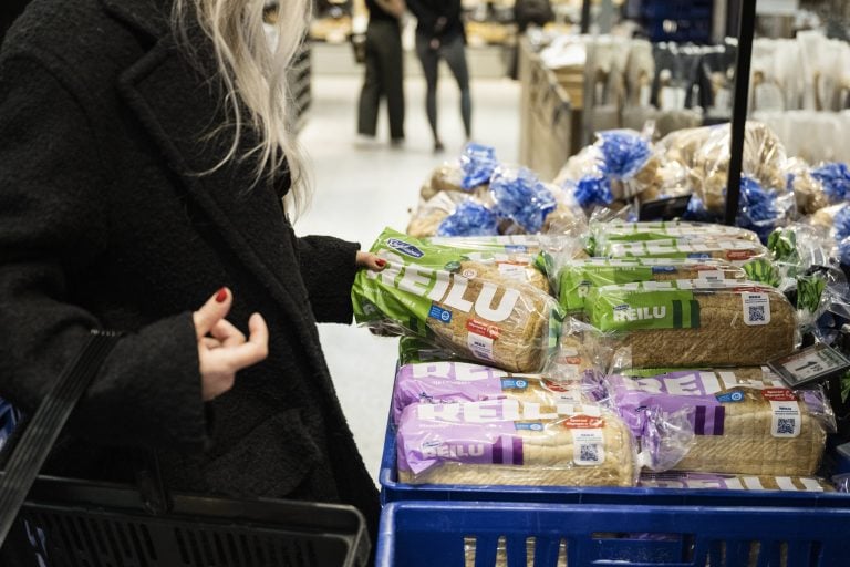 Asiakas ruokakaupassa Helsingissä lokakuussa 2025.