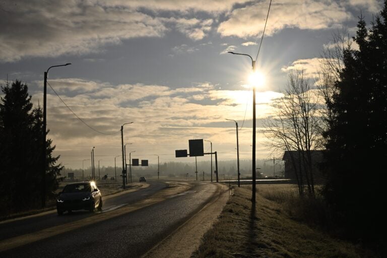 Liikennettä pikkupakkasessa Loimaalla 17. marraskuuta 2025. LEHTIKUVA / EMMI KORHONEN