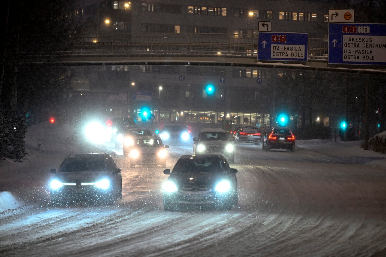 Talven lähestyessä myös talvirenkaiden kunto kannattaa tarkistaa. LEHTIKUVA / EMMI KORHONEN