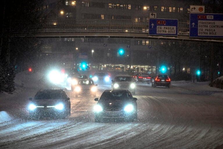 Talven lähestyessä myös talvirenkaiden kunto kannattaa tarkistaa. LEHTIKUVA / EMMI KORHONEN