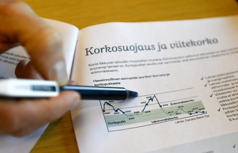 Asiakas tutustuu korkosuojaan pankissa. LEHTIKUVA / MARTTI KAINULAINEN