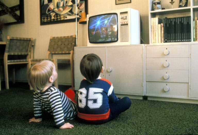 Lapset katsovat televisiota 1980-luvulla. LEHTIKUVA / HANS PAUL.