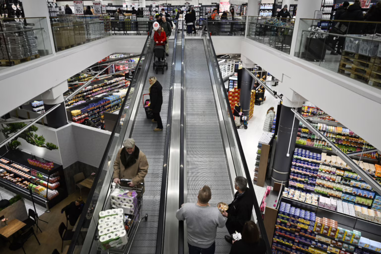 Asiakkaita Vantaan Kivistön K-citymarketissa. LEHTIKUVA / EMMI KORHONEN