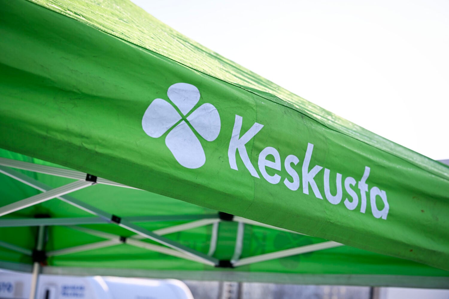 Keskustan kannatus lähenee pohjalukemia. LEHTIKUVA / EMMI KORHONEN