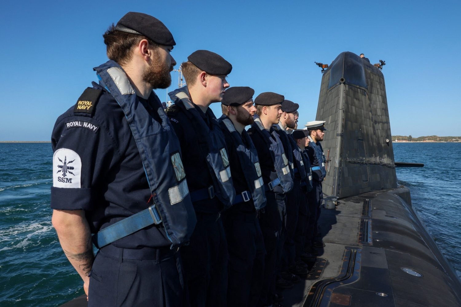 Britannian laivaston merimiehiä sukellusvene HMS Ansonin kannella. AFP / LEHTIKUVA / HANDOUT