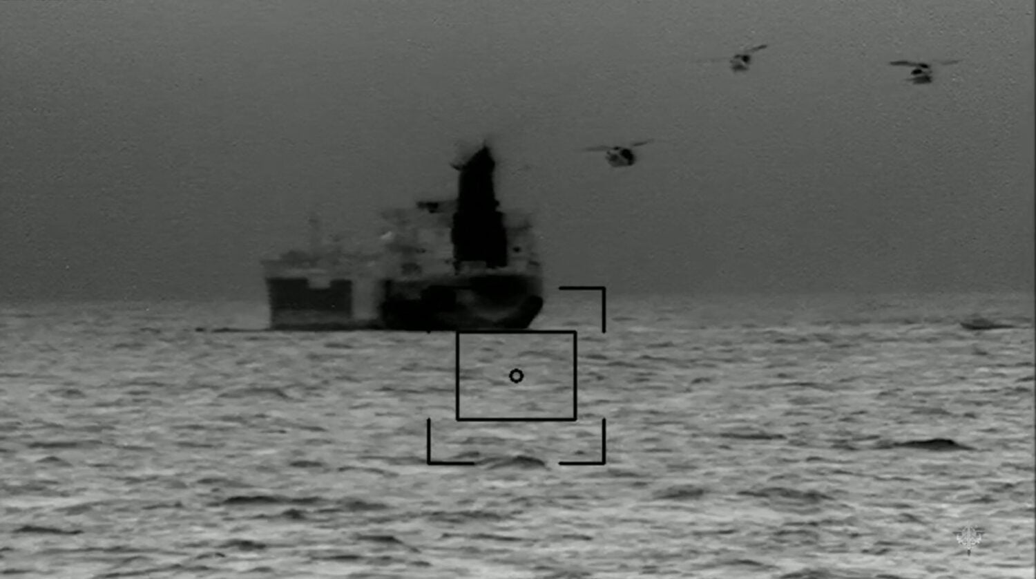 Belgian ja Ranskan asevoimat suorittivat helmikuun lopussa operaation öljytankkeri Etheralla Belgian rannikon edustalla. Venäjän varjolaivastoon kuuluva alus purjehti Guinean lipun alla. AFP / LEHTIKUVA / HANDOUT