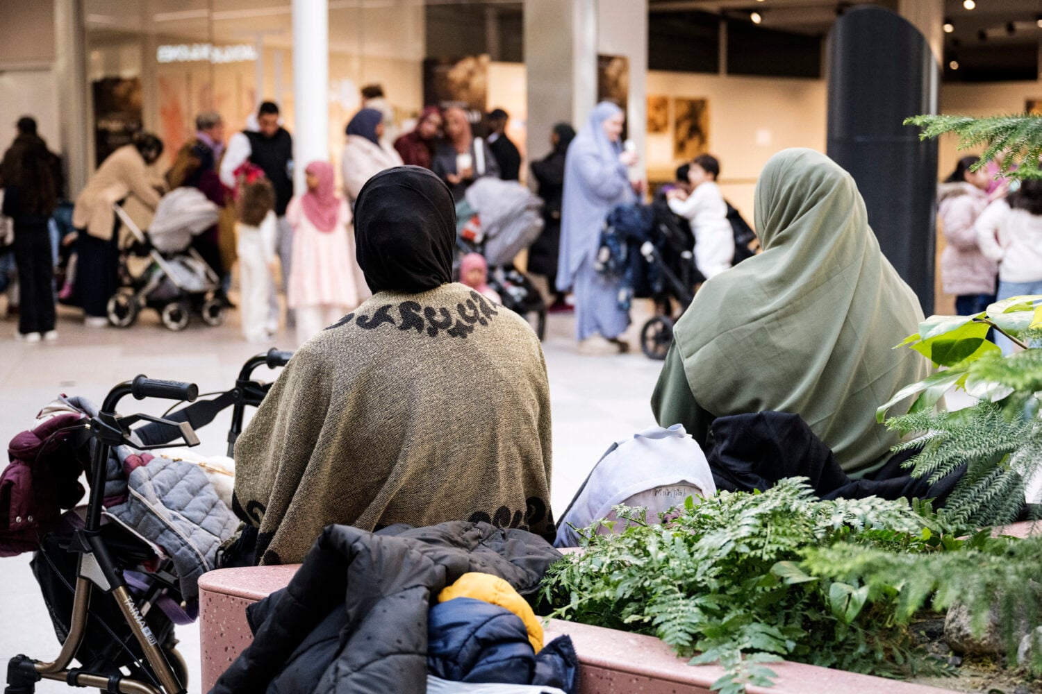 Ihmisiä kauppakeskus Itiksessä Helsingissä. LEHTIKUVA / RONI REKOMAA