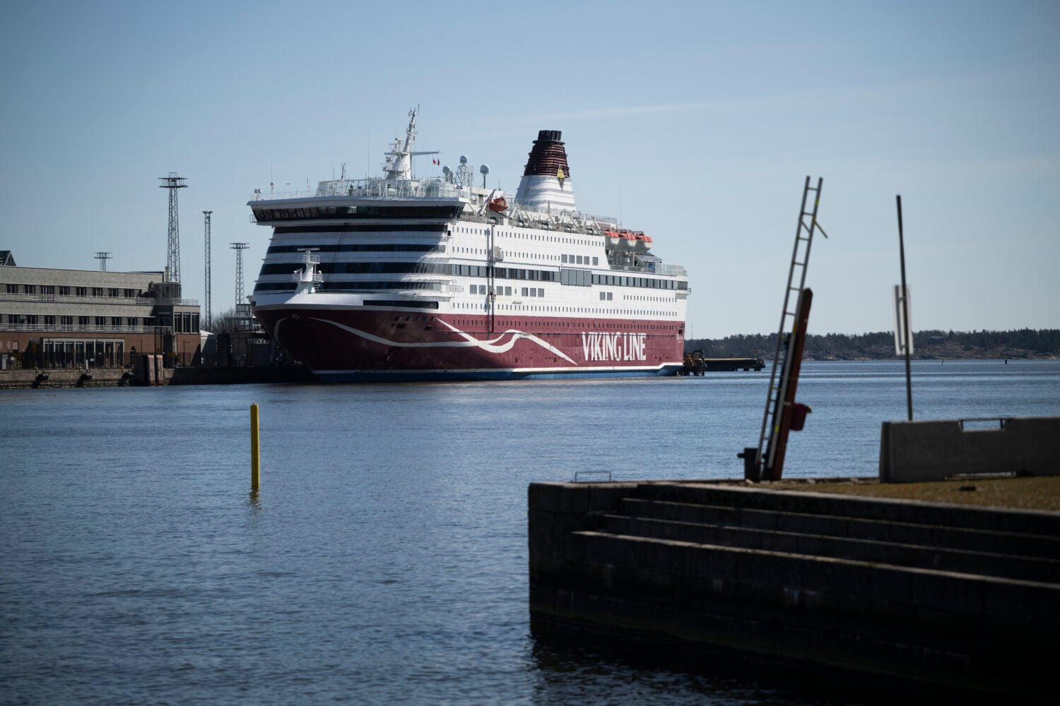 Viking Linen alus Katajanokan laiturissa Helsingissä 20. huhtikuuta.