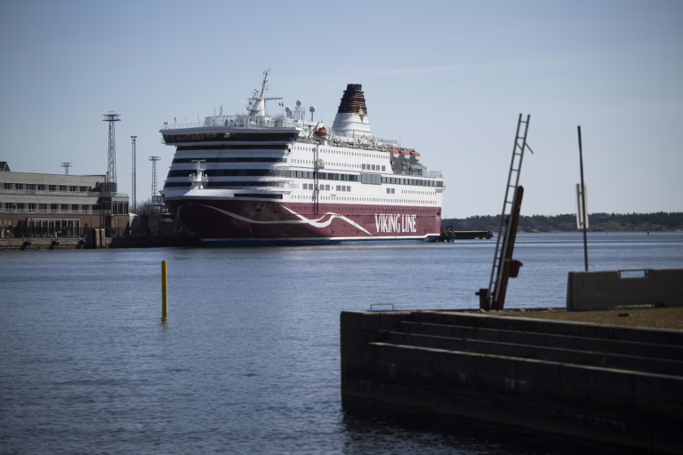 Viking Linen alus Katajanokan laiturissa Helsingissä 20. huhtikuuta.
