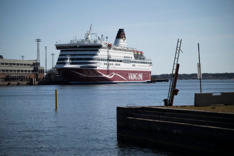 Viking Linen alus Katajanokan laiturissa Helsingissä 20. huhtikuuta.