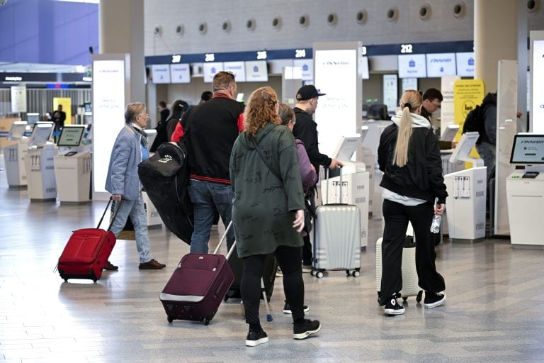 Matkustajia Helsinki-Vantaan lentoasemalla. LEHTIKUVA / MARKKU ULANDER