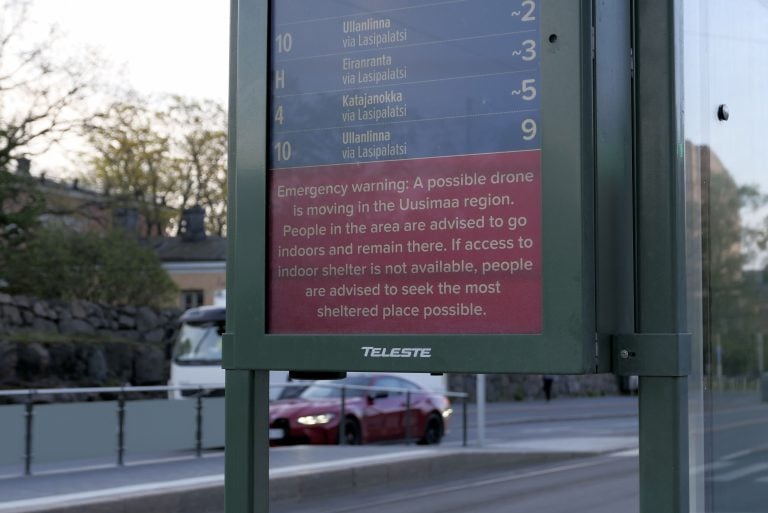 An emergency warning displayed at a tram stop on Mannerheimintie in Helsinki on the morning of Friday, May 15, 2026. / LEHTIKUVA / TEEMU SALONEN