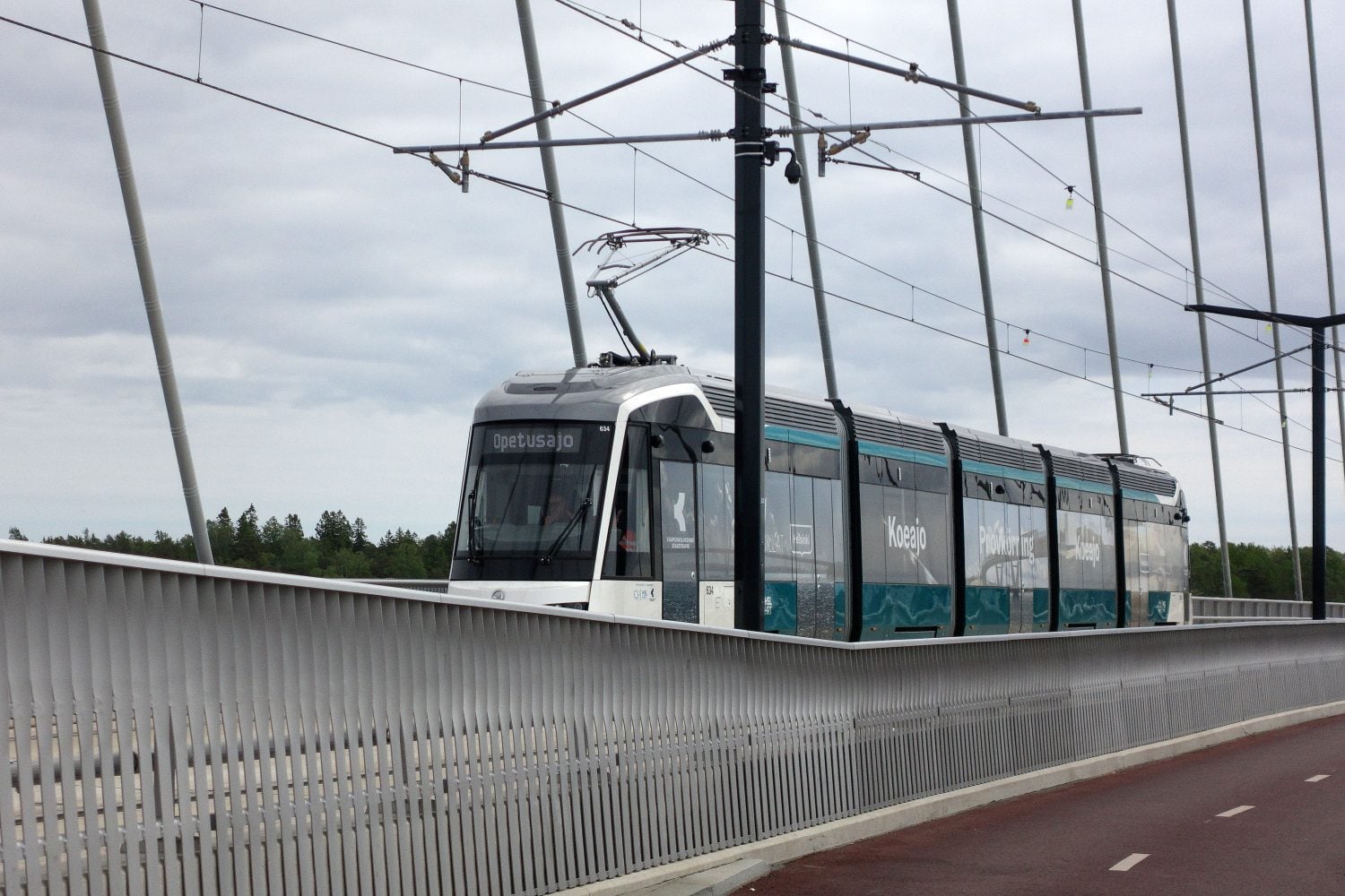 Raitiovaunu koe- ja opetusajossa Kruunuvuorensillalla Helsingissä 1. kesäkuuta 2026. LEHTIKUVA / TEEMU SALONEN
