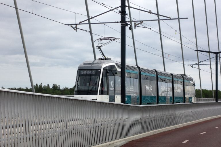 Raitiovaunu koe- ja opetusajossa Kruunuvuorensillalla Helsingissä 1. kesäkuuta 2026. LEHTIKUVA / TEEMU SALONEN