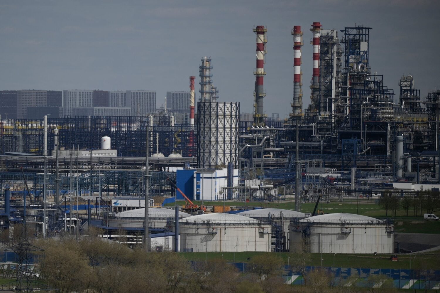 Venäläisen öljy-yhtiön Gazprom Neftin Moskovan öljynjalostamo. AFP / LEHTIKUVA / NATALIA KOLESNIKOVA