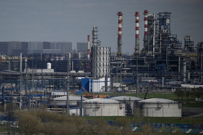 Venäläisen öljy-yhtiön Gazprom Neftin Moskovan öljynjalostamo. AFP / LEHTIKUVA / NATALIA KOLESNIKOVA