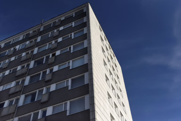Kerrostalo Oulun keskustassa kesäkuussa 2026.