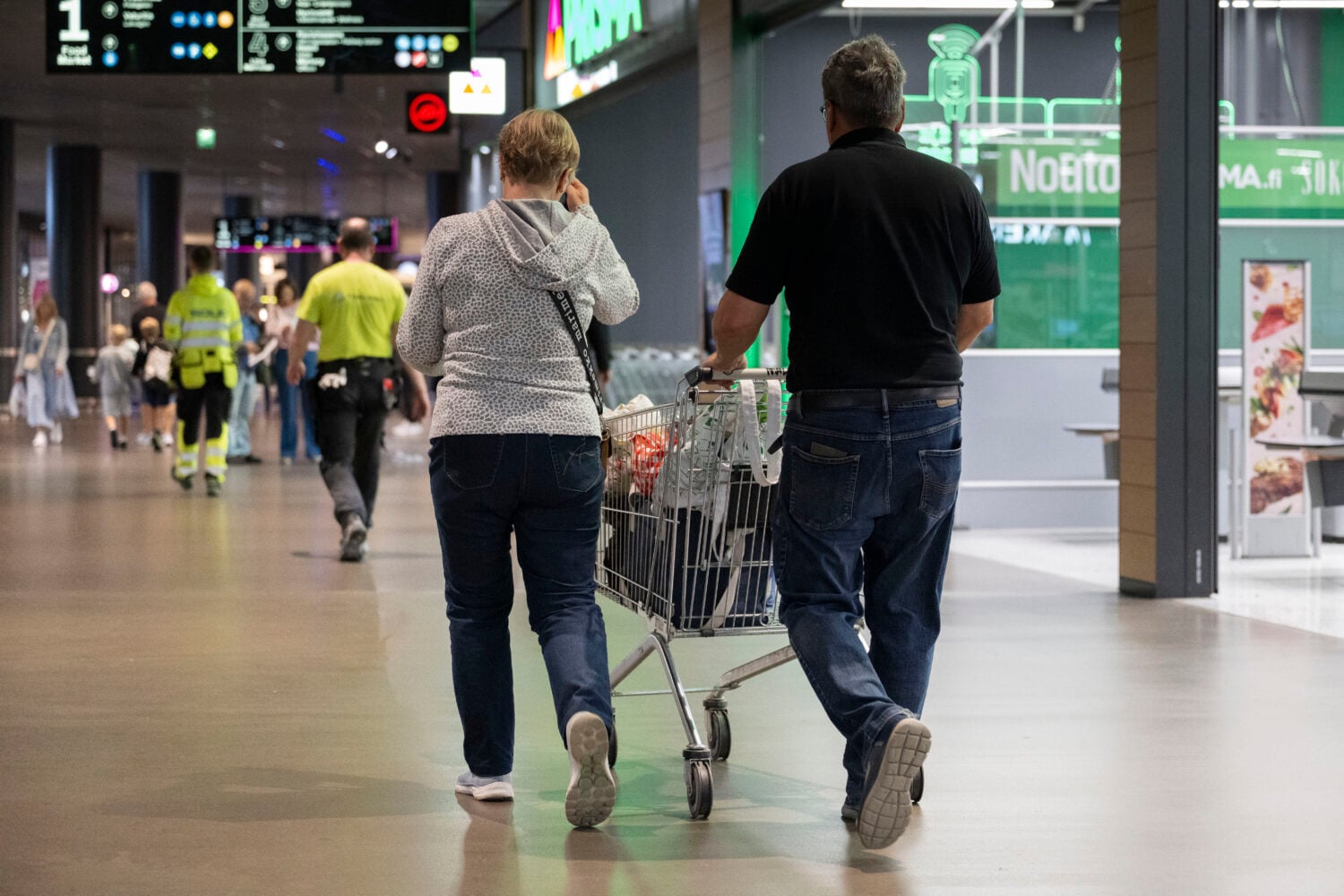 Ihmisiä ostoksilla Triplan kauppakeskuksessa Helsingissä. LEHTIKUVA / SAARA PELTOLA