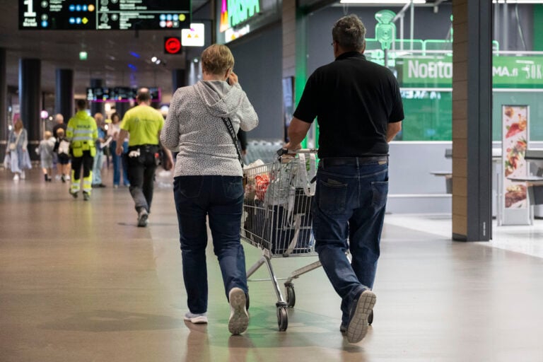 Ihmisiä ostoksilla Triplan kauppakeskuksessa Helsingissä. LEHTIKUVA / SAARA PELTOLA