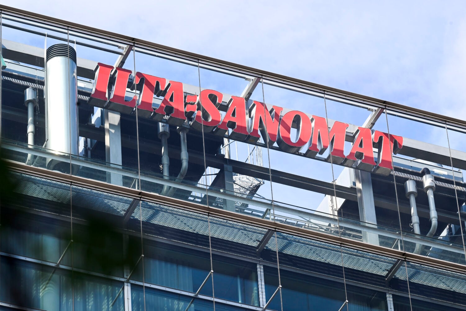 Ilta-Sanomien logo Sanomatalossa Helsingissä. LEHTIKUVA / VILJA SIRVIÖ