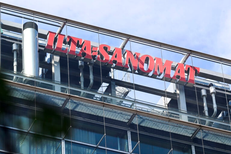 Ilta-Sanomien logo Sanomatalossa Helsingissä. LEHTIKUVA / VILJA SIRVIÖ