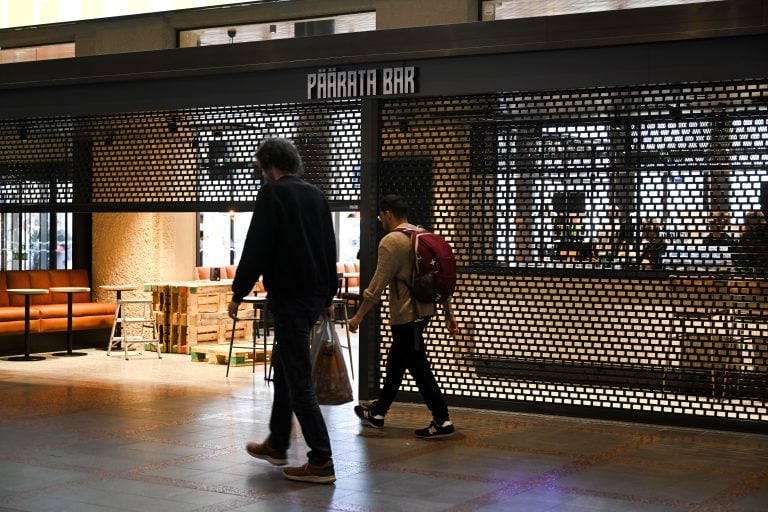 Ihmisiä käveli Päärata Bar -ravintolan ohi Helsingin päärautatieasemalla