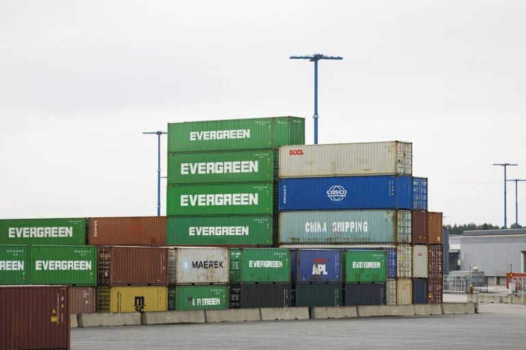 Evergreen-kontteja Vuosaaren Satamassa Helsingissä. STR / LEHTIKUVA / SEPPO SAMULI