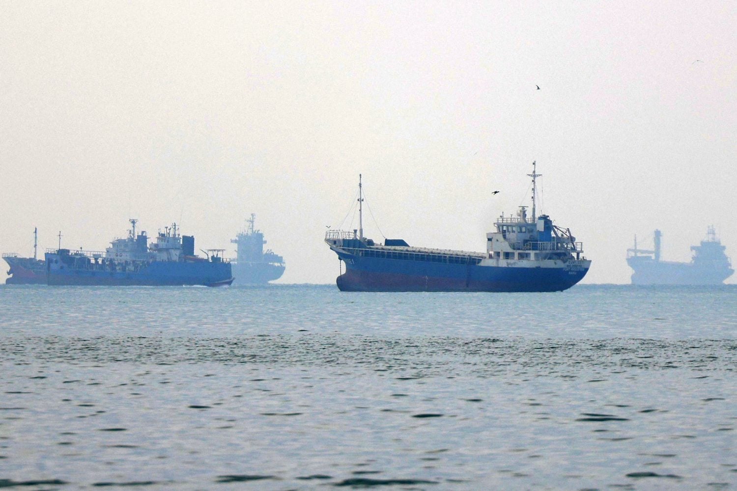 Aluksia Iranin eteläisen Bandar Abbasin satamakaupungin edustalla 7. syyskuuta 2026. AFP / LEHTIKUVA / ATTA KENARE