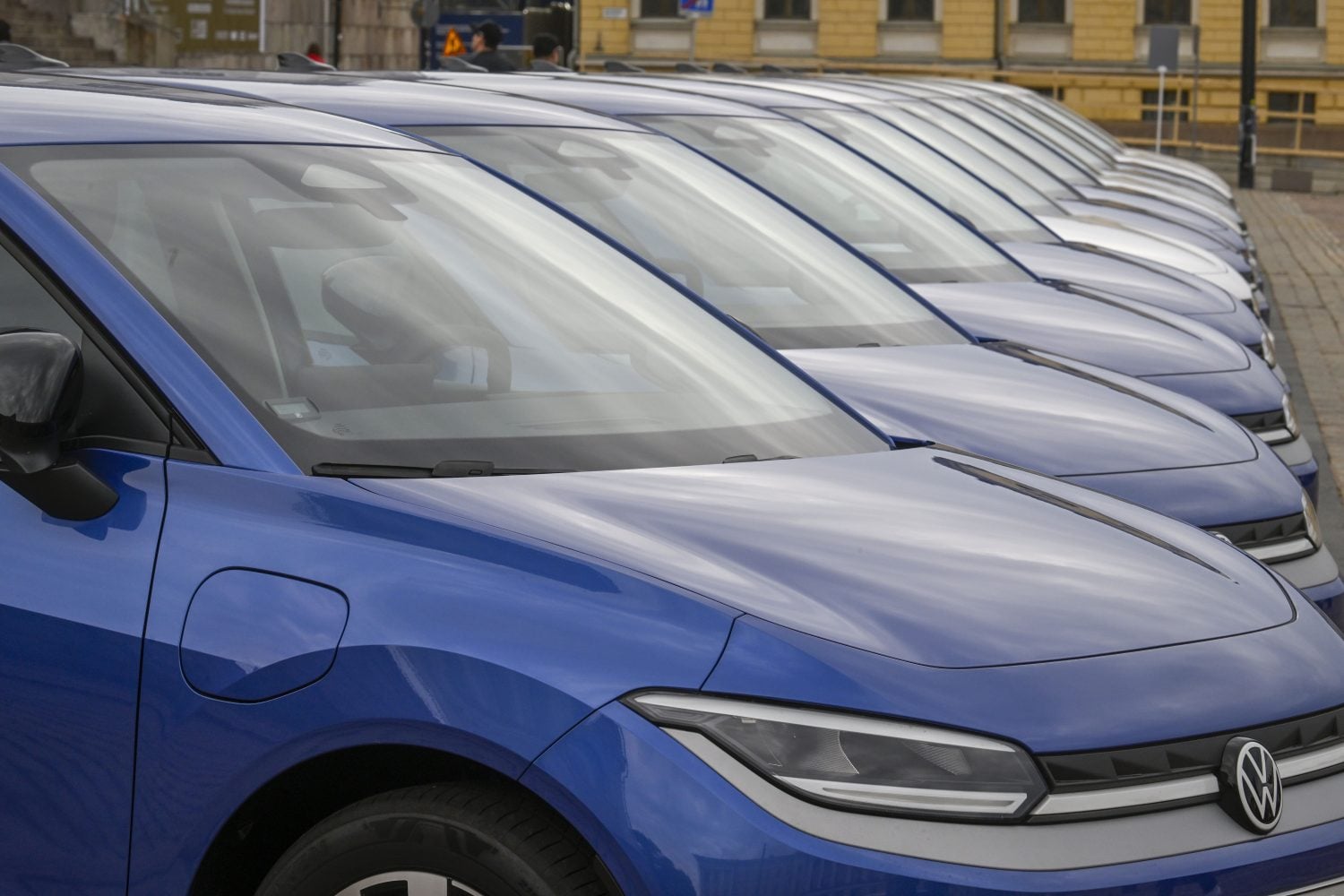Volkswagen ID. Polo -sähköautoja Senaatintorilla Helsingissä 9. syyskuuta 2026. LEHTIKUVA / MARKKU ULANDER