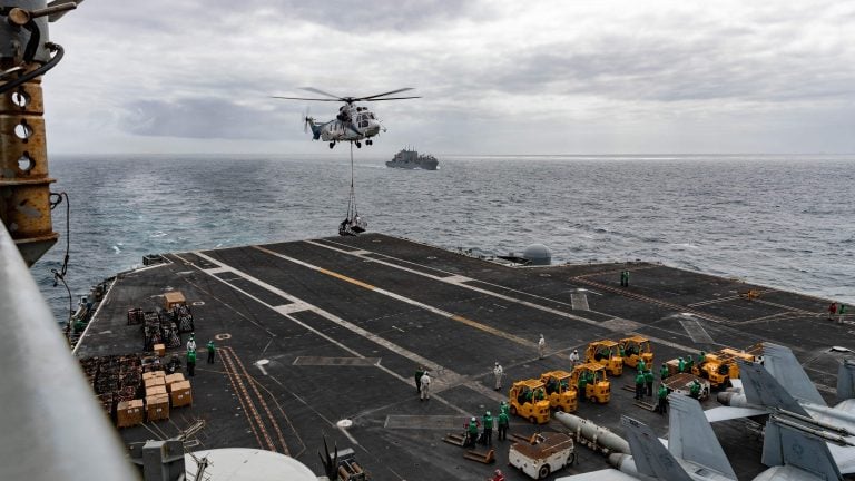 Yhdysvaltain laivaston helikopteri kuljetti syyskuun alussa tarvikkeita lentotukialus USS George Washingtonille. AFP / LEHTIKUVA / HANDOUT