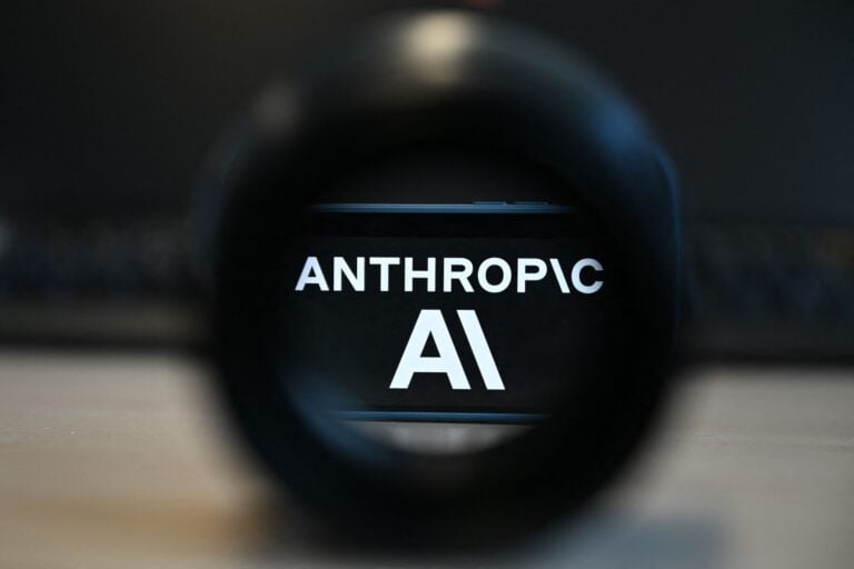 Anthropic varoittaa, että itsenäiset tekoälyagentit voivat tulevaisuudessa levitä laitteesta toiseen ja kaapata tietoturvaltaan heikkoja kodin älylaitteita hallintaansa. AFP / LEHTIKUVA / NICOLAS TUCAT
