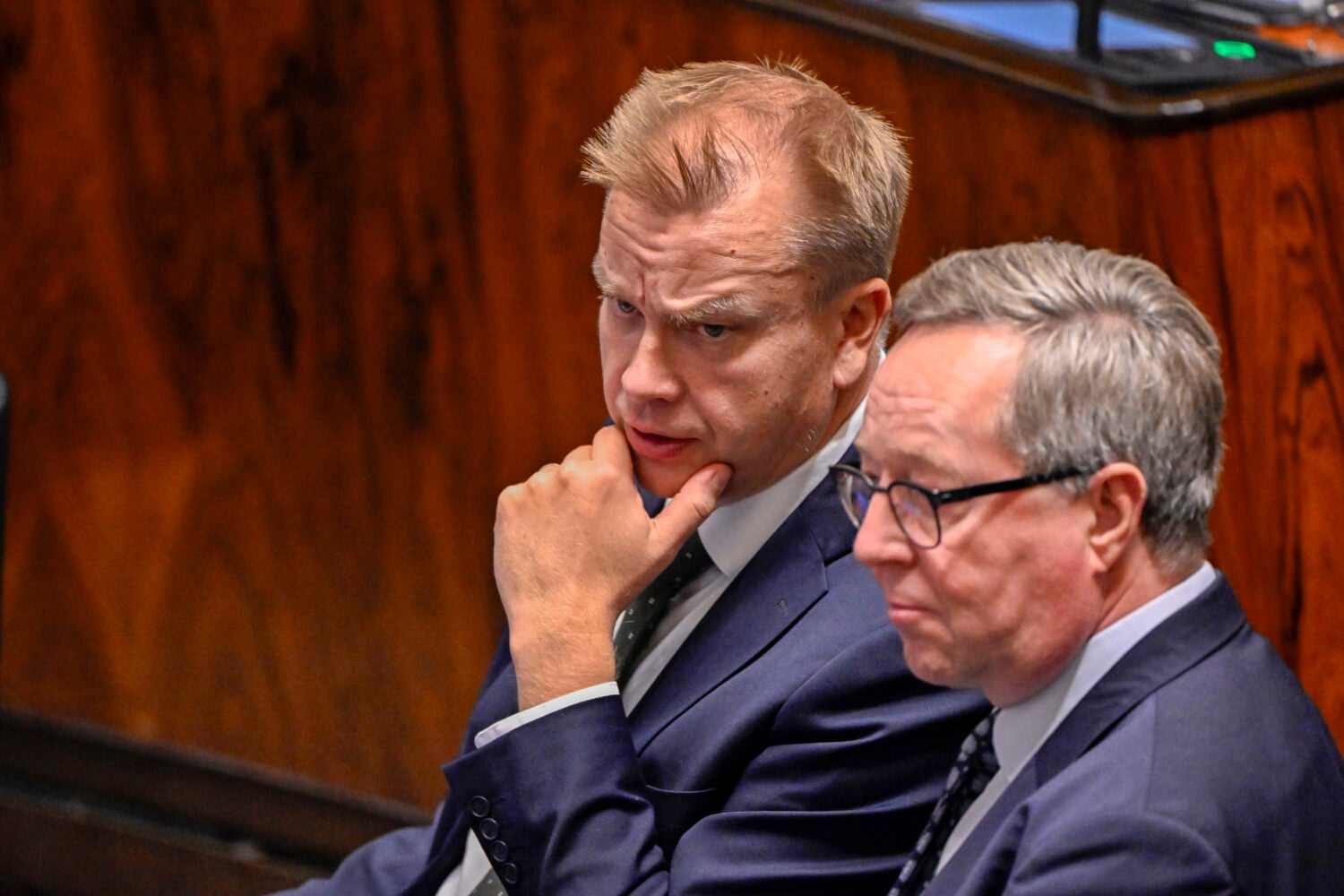 Centre Party MPs Antti Kaikkonen and Mika Lintilä during a plenary session of Parliament. / LEHTIKUVA / RONI REKOMAA