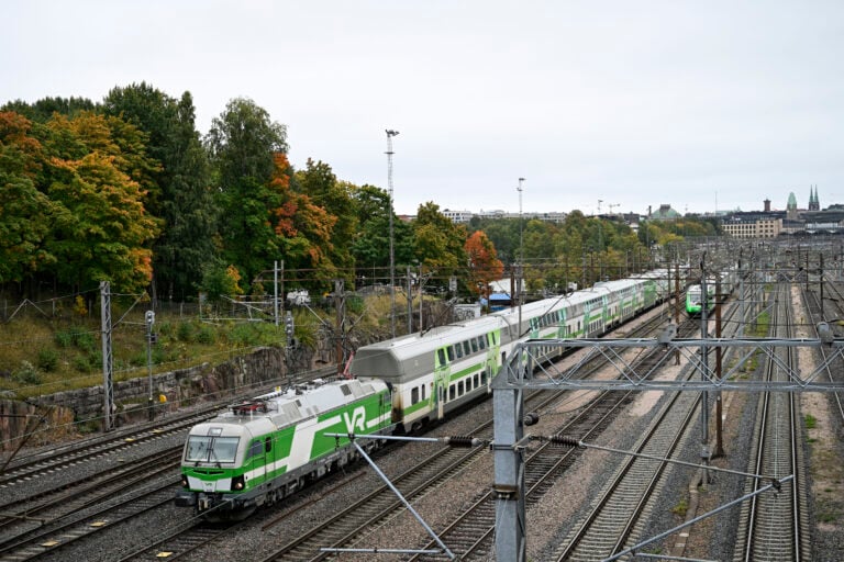 VR:n juna Töölönlahdella Helsingissä 23. syyskuuta 2026. LEHTIKUVA / EMMI KORHONEN