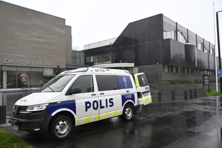 Gallupin mukaan vanhemmat ihmiset luottavat poliisiin enemmän kuin nuoret. LEHTIKUVA / HEIKKI SAUKKOMAA