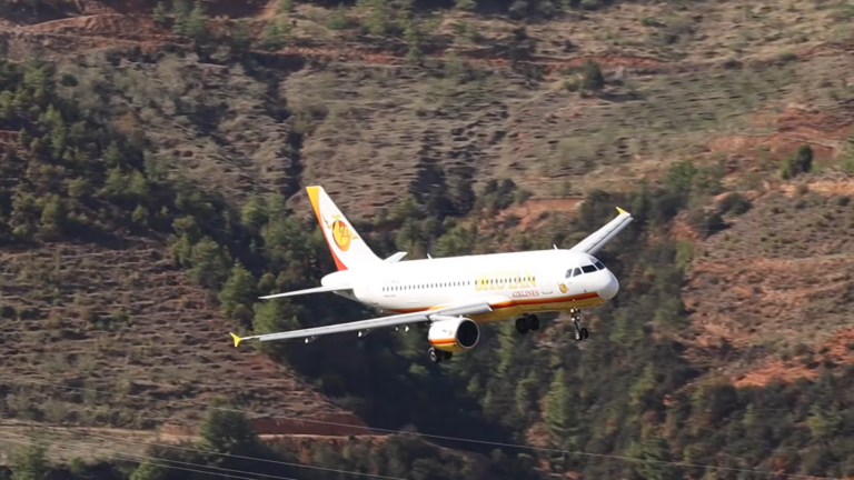 Bhutan Airlines -lentoyhtiön matkustajakone lähestyy Paron lentoasemaa. / Sam Chui