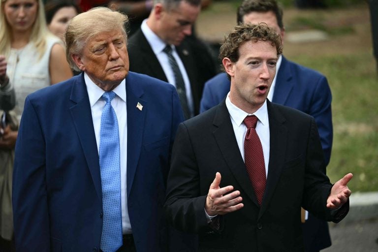 Mark Zuckerberg ja presidentti Donald Trump Valkoisen talon edustalla syyskuun lopulla. / AFP / LEHTIKUVA / KENT NISHIMURA