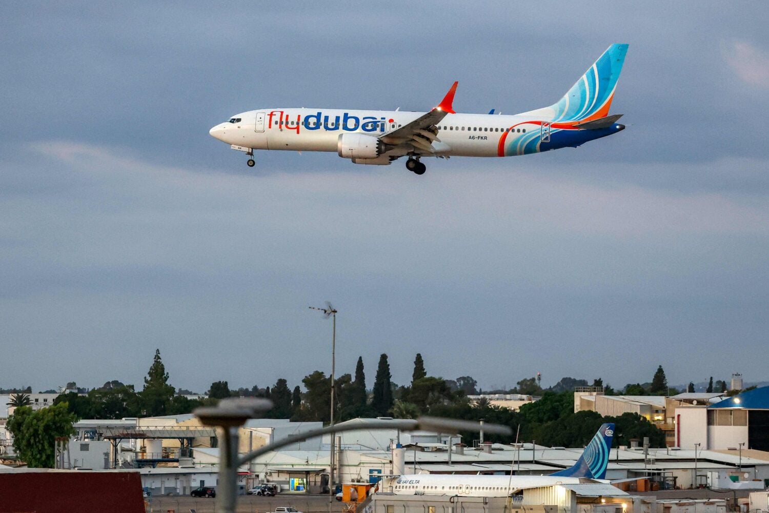 Flydubai-yhtiön matkustajakone laskeutumassa Ben Gurionin lentoasemalle Israelissa. / AFP / LEHTIKUVA / JACK GUEZ