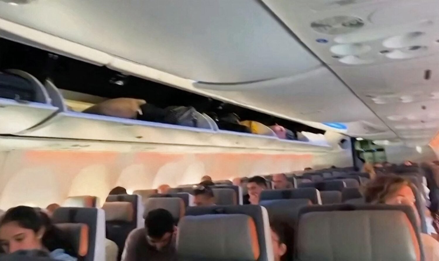 Kuvakaappaus lentokoneessa kuvatulta videolta. Videon kuvaushetkellä Flydubain lento FZ 1073 oli ohjattu uudelleen Saudi-Arabian Tabukiin ennen matkan jatkumista Tel Aviviin. AFP / LEHTIKUVA