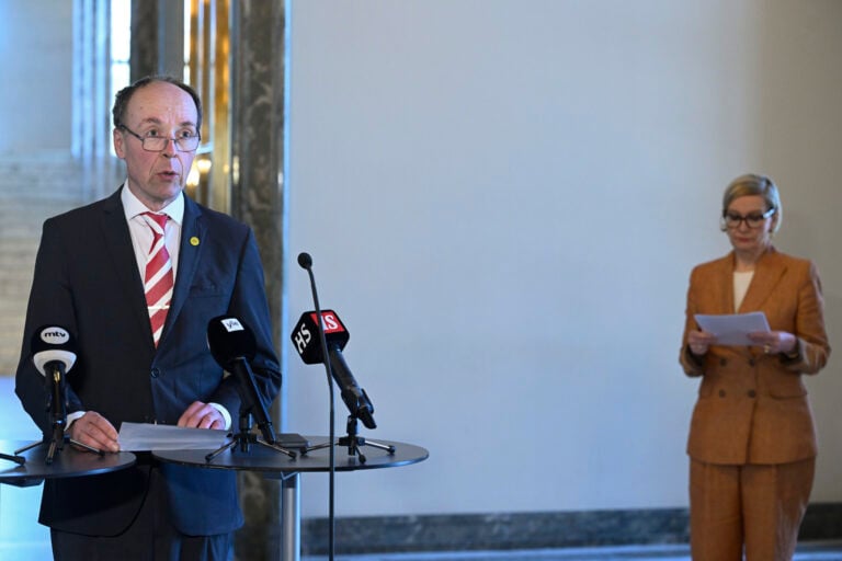 Eduskunnan puhemies Jussi Halla-aho ja varapuhemies Paula Risikko. LEHTIKUVA / HEIKKI SAUKKOMAA