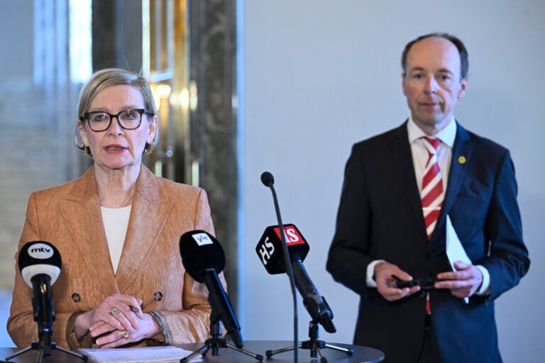 Eduskunnan puhemies Jussi Halla-aho ja varapuhemies Paula Risikko mediatilaisuudessa. LEHTIKUVA / HEIKKI SAUKKOMAA
