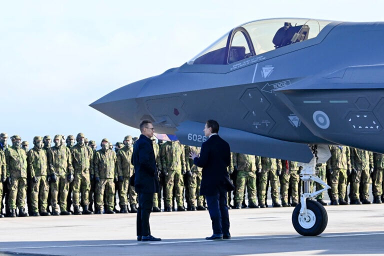 Tasavallan presidentti Alexander Stubb ja puolustusministeri Antti Häkkänen Ilmavoimien F-35A Lightning II hävittäjien saapumistilaisuudessa Rovaniemellä 1. lokakuuta 2026. LEHTIKUVA / MARKKU ULANDER