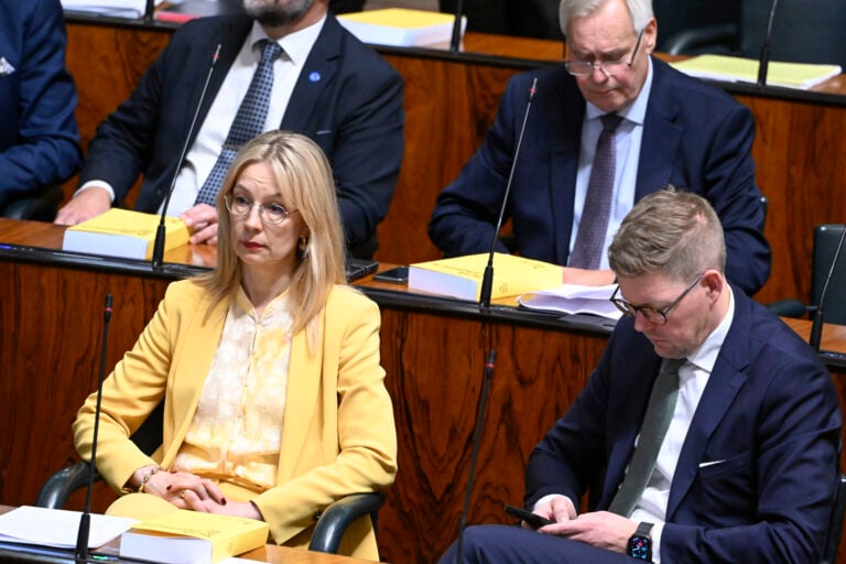SDP:n eduskuntaryhmän puheenjohtaja Tytti Tuppurainen, puheenjohtaja Antti Lindtman ja taustalla kansanedustaja Antti Rinne. / LEHTIKUVA / HEIKKI SAUKKOMAA
