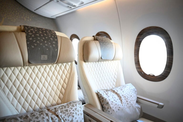 Emiratesin Airbus A350-900 -lentokoneen matkustamo Helsinki-Vantaalla 1. lokakuuta.