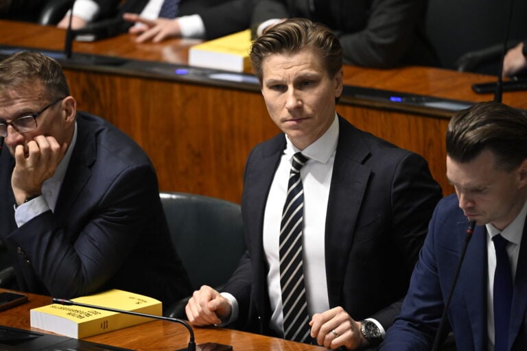 Puolustusministeri Antti Häkkänen eduskunnan täysistunnossa Helsingissä 2. lokakuuta 2026. LEHTIKUVA / EMMI KORHONEN