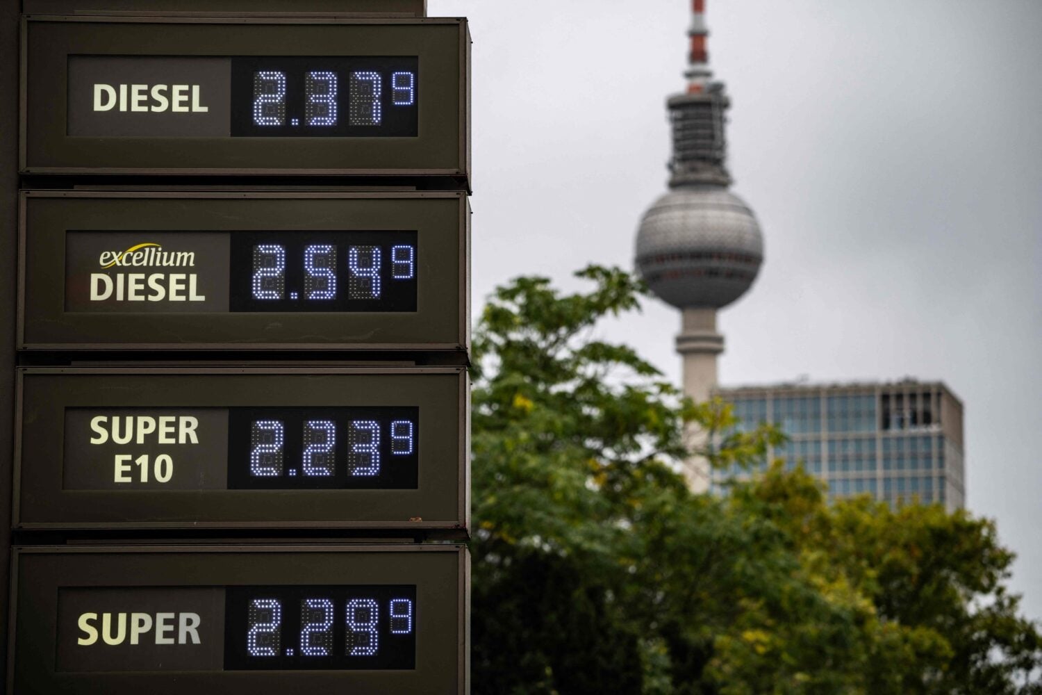 A digital billboard displays fuel prices at a petrol station in Berlin. / AFP / LEHTIKUVA / JOHN MACDOUGALL